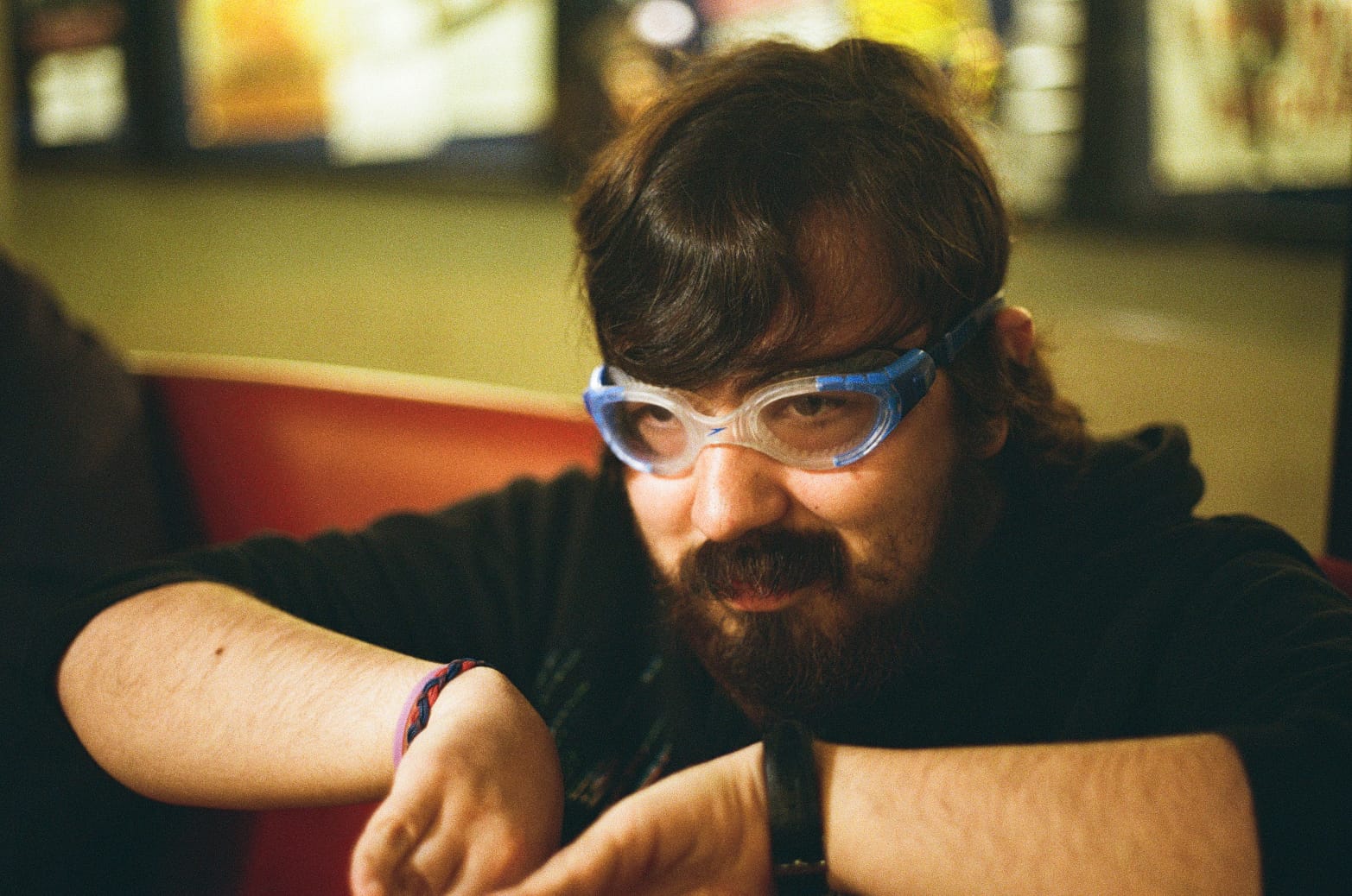 A picture of the website's author, wearing swimming goggles and pretending to swim in the breaststroke style.